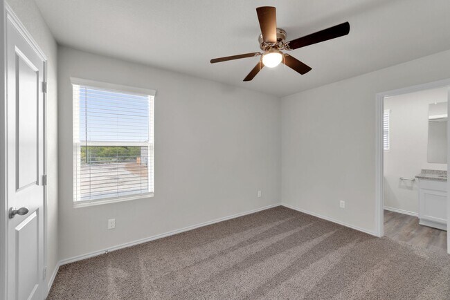 Building Photo - Move in Ready!!!