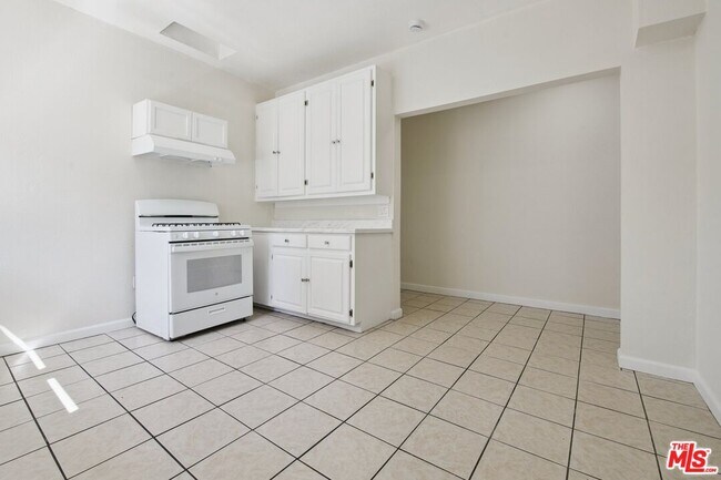 Building Photo - 1464 1/2 W 35th Pl