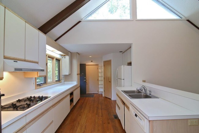 Open kitchen - 914 Crestwood Ln