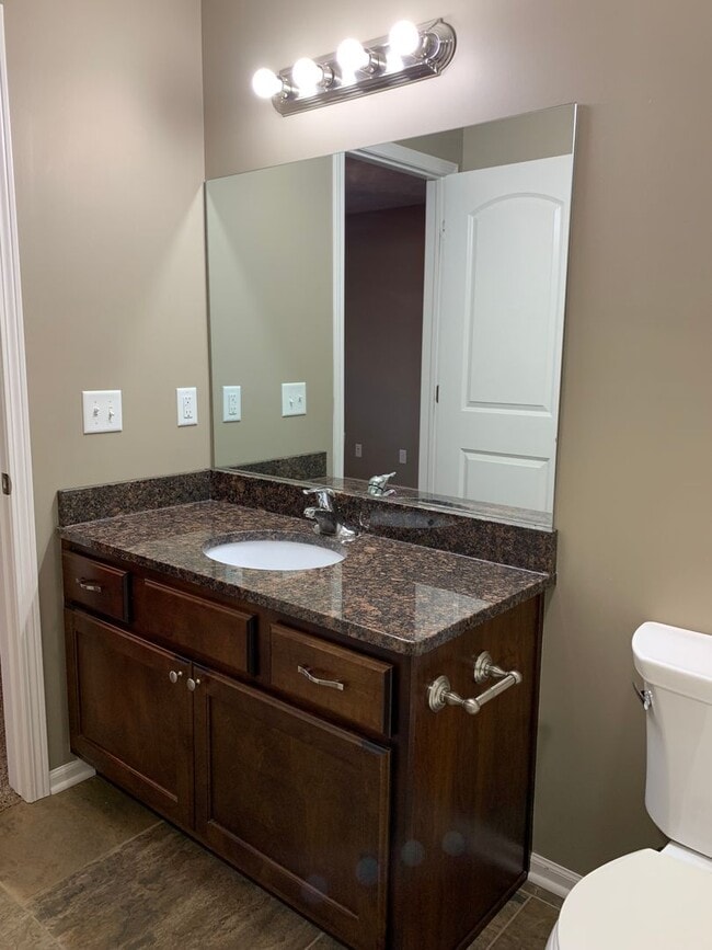 Building Photo - Spacious 3 bedroom/ 3 bath ranch townhome