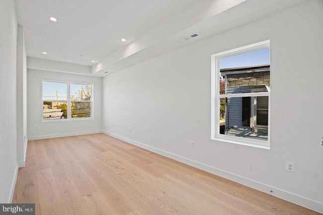 Building Photo - 4421 Kane Pl NE