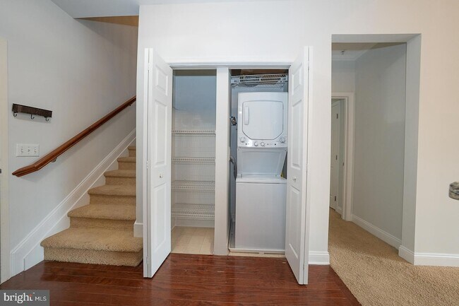 Building Photo - 300 W Elm St