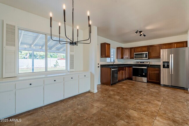 Building Photo - 481 N Sunset Dr