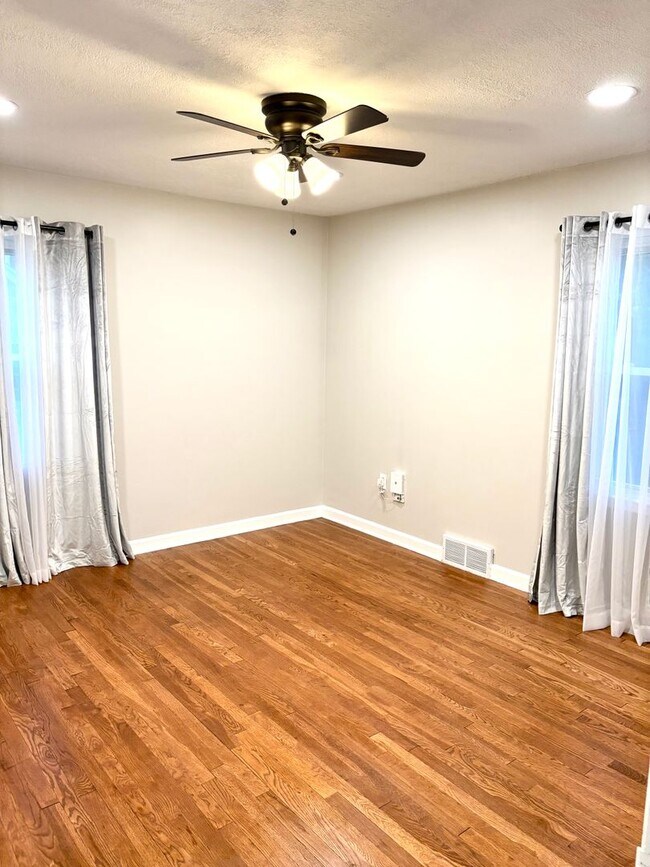 Building Photo - Charming 3-bedroom, 2-bath Cottage on a Sp...