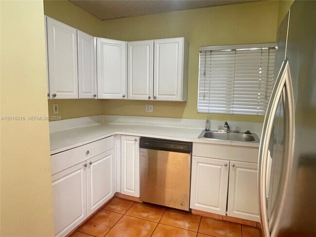 Building Photo - 6255 SW Kendale Lakes Cir