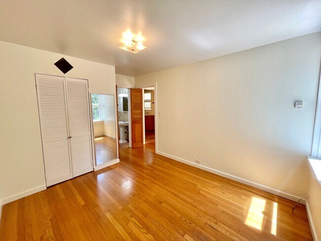 Building Photo - 1BR/1BA Garden Apartment! Laundry! Storage...