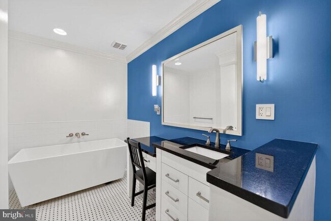 Building Photo - 1300 Army Navy Dr