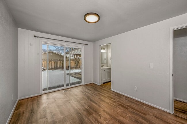 Building Photo - 3-bedroom 2-bathroom home with fenced back...