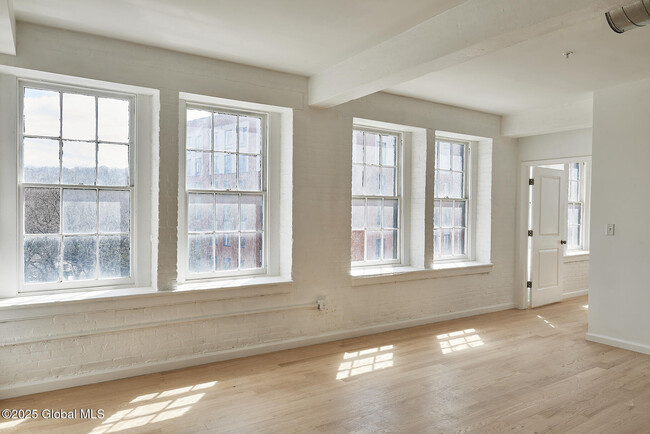 Building Photo - 145 River St