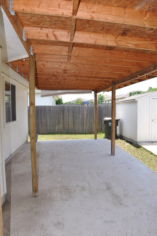 Building Photo - 3 Bedroom 2 Bath with Study in Kyle