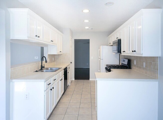 Building Photo - 175 Sylvan Forest Dr