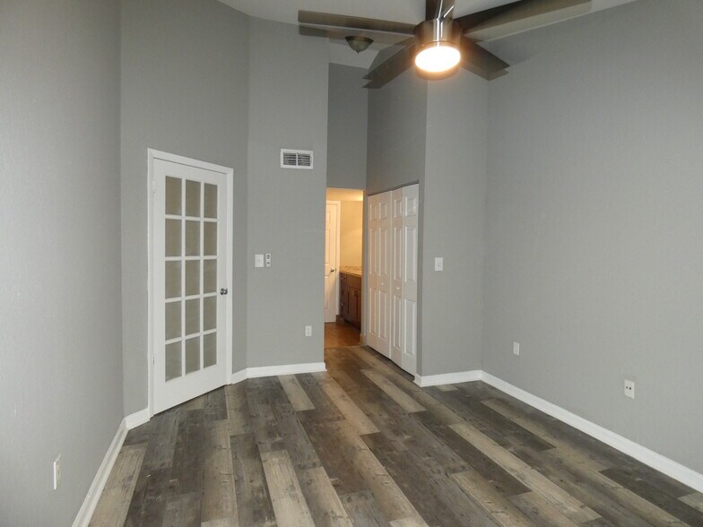Building Photo - 2850 N Oakland Forest Dr