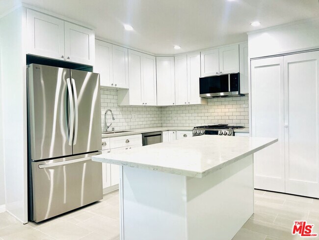 Building Photo - 624 N Toluca Park Dr