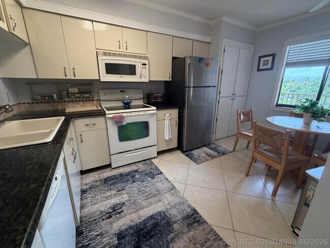 Building Photo - 14475 Strathmore Ln