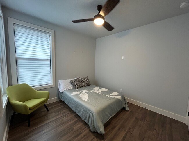 Building Photo - 2BED / 1BATH Condo/Townhome For Lease! Available NOW!