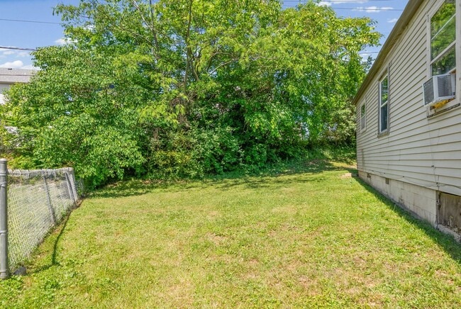 Building Photo - 3 Bedroom Home For Rent Near Lowes On Madison Street!