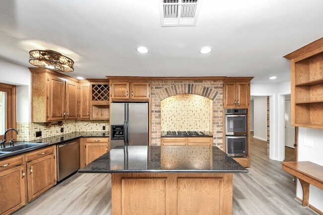 Building Photo - 3923 Cypress Lake Dr