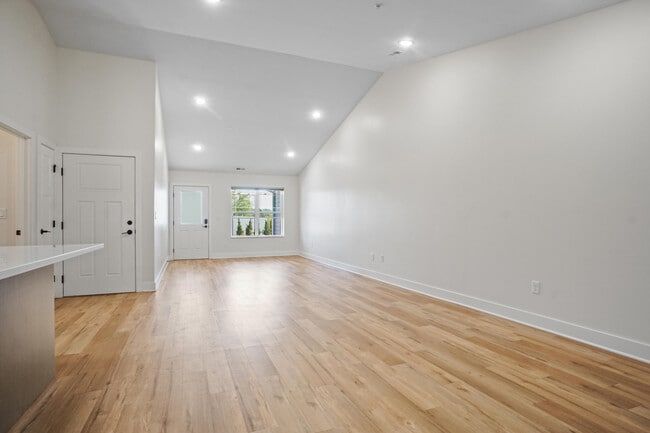 Building Photo - 117 Eiche Dr