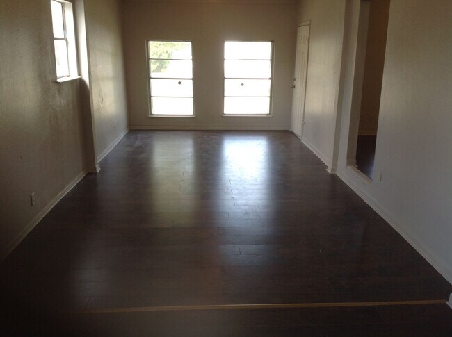 Building Photo - 206 Hub Ave