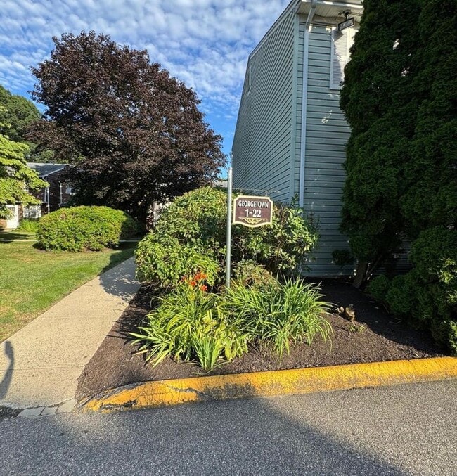 Primary Photo - 1 E Gate Ln