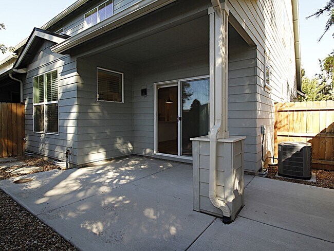 Building Photo - Modern 3x2.5 Townhome Retreat in NE Bend