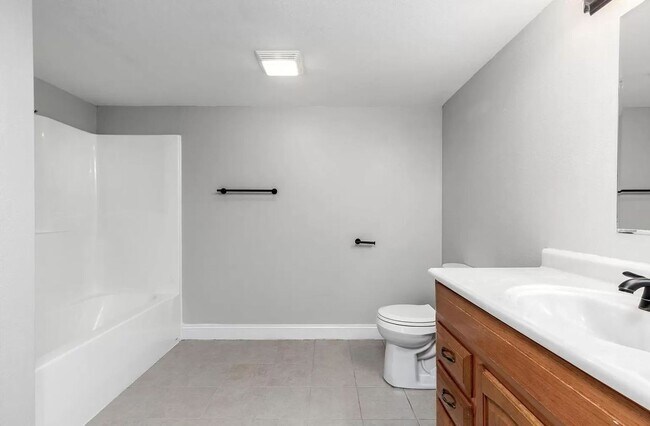 Building Photo - 5 Bedroom Home Located in Waynesville, MO!