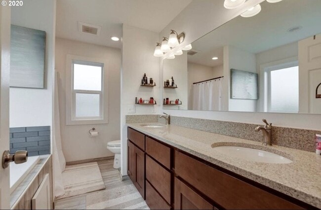 Building Photo - Luxurious 3 Bedroom with Spacious Rooms an...
