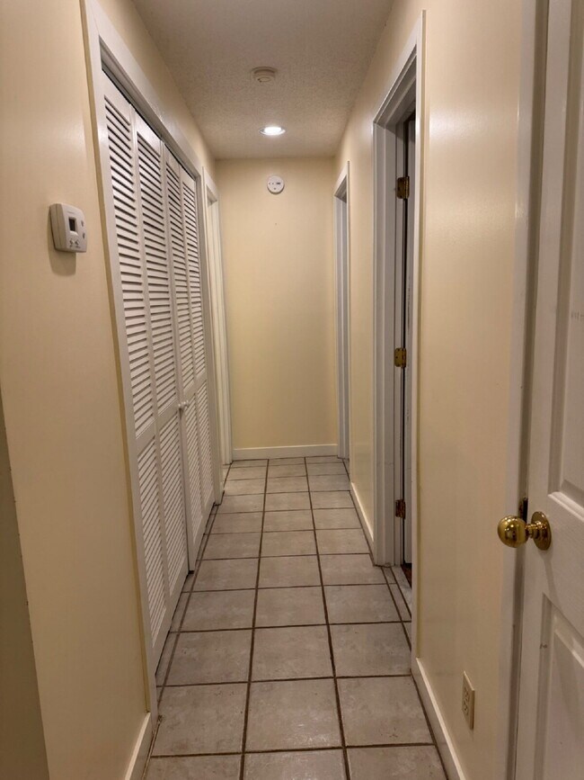 Building Photo - Charming furnished ground level Mountain C...