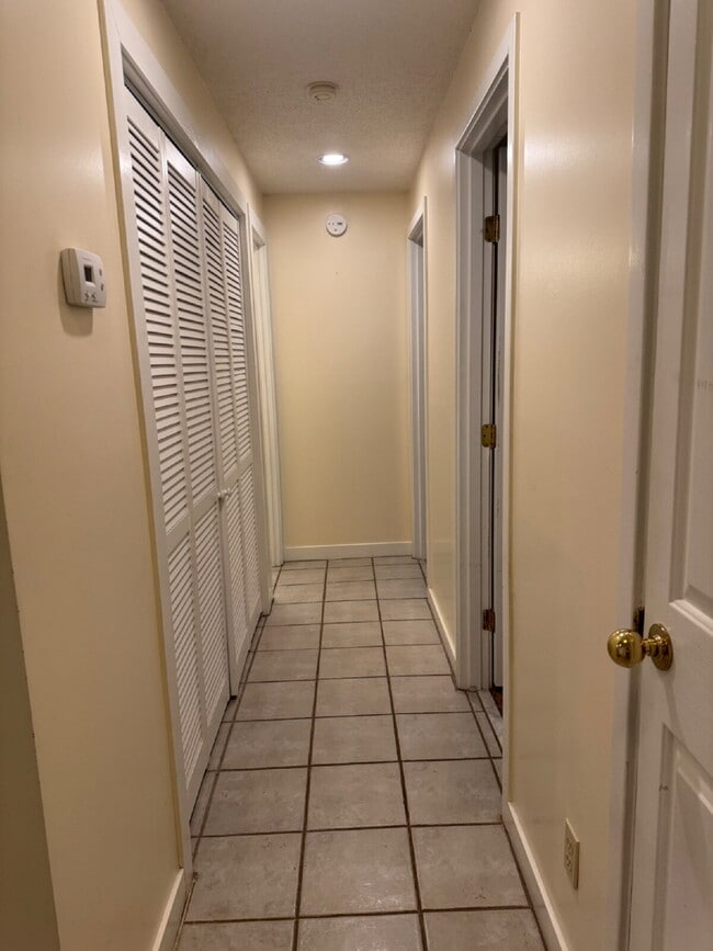 Building Photo - Charming furnished ground level Mountain Condo.