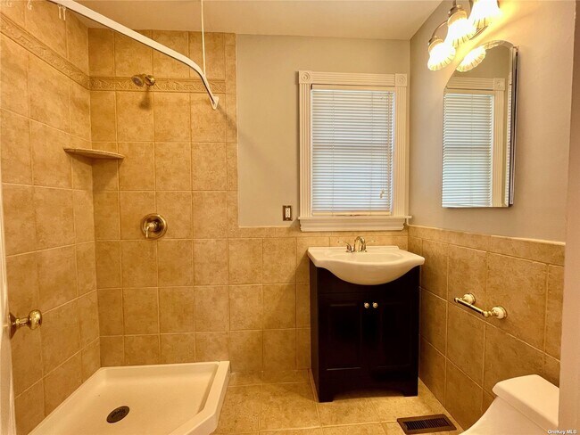 Building Photo - 116 Spring Rd