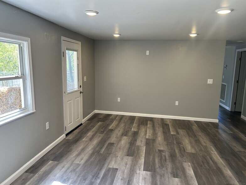 Building Photo - 113 Larry St