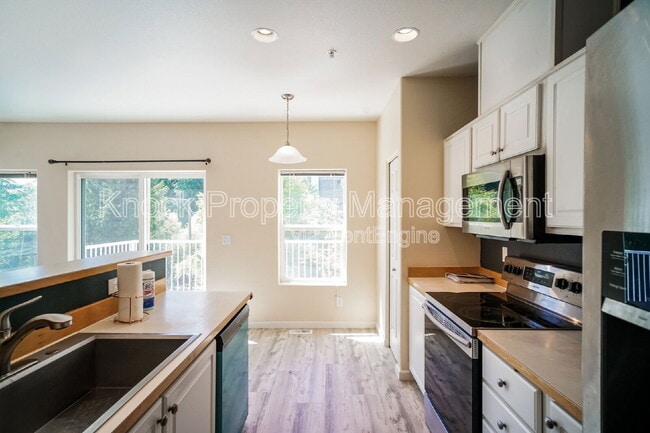 Building Photo - 13970 SW Scholls Ferry Rd