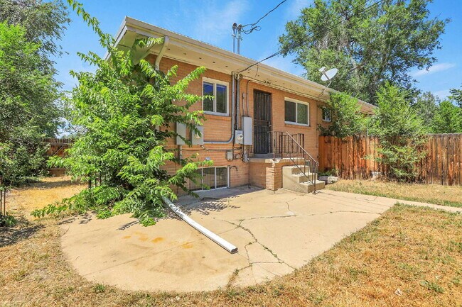 Building Photo - $1,995 - 3 Bed, 1 Bath Duplex Unit in Litt...