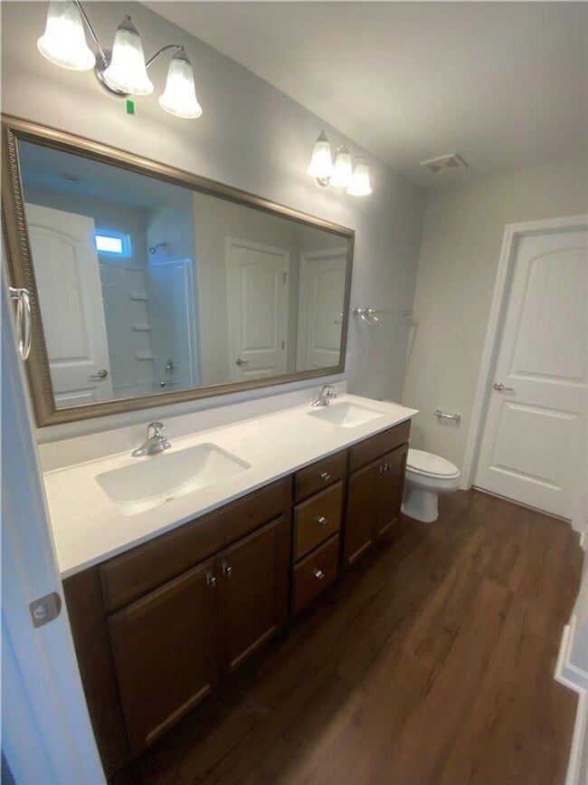 Building Photo - 4 bed 2.5 bath Available in Feburary