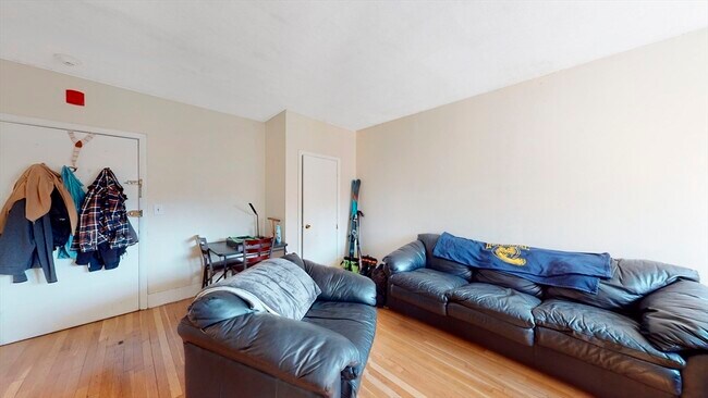 Building Photo - 513 Beacon St