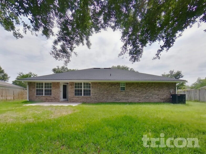 Building Photo - 2727 Fox Creek Dr E