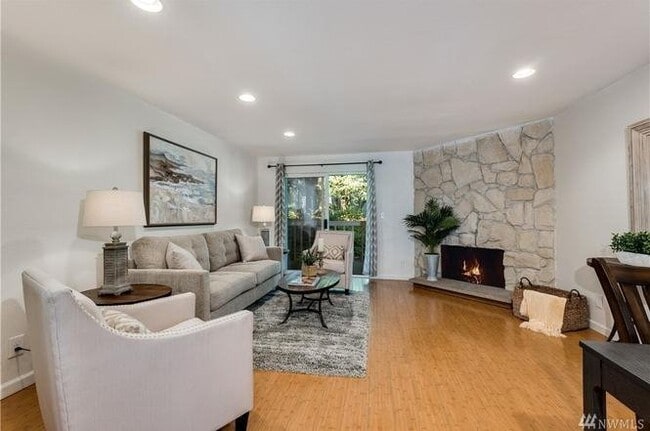 Building Photo - Modern Updated large Bellevue 2bd 2bath Condo!