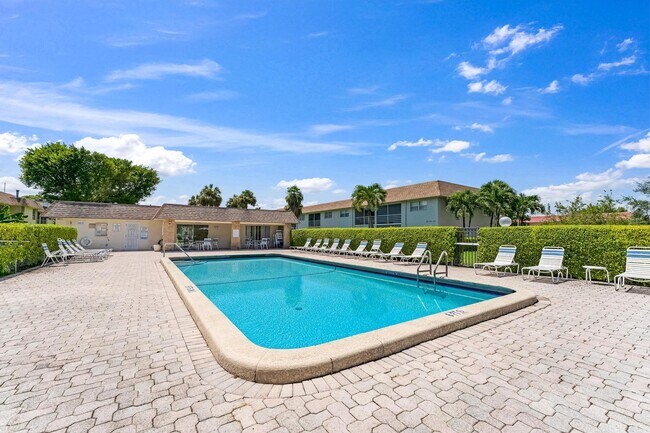 Building Photo - 9949 Sandalfoot Blvd