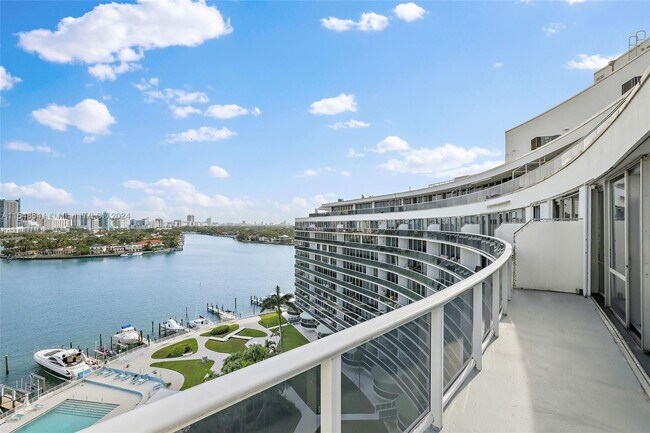 Building Photo - 900 Bay Dr