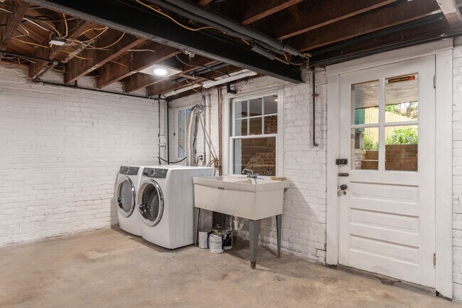 Building Photo - Charming Townhome | 5 Bed | 3.5 Bath | 2,400 Sf | Covered Front Porch & Large Fenced-In Backyard ...