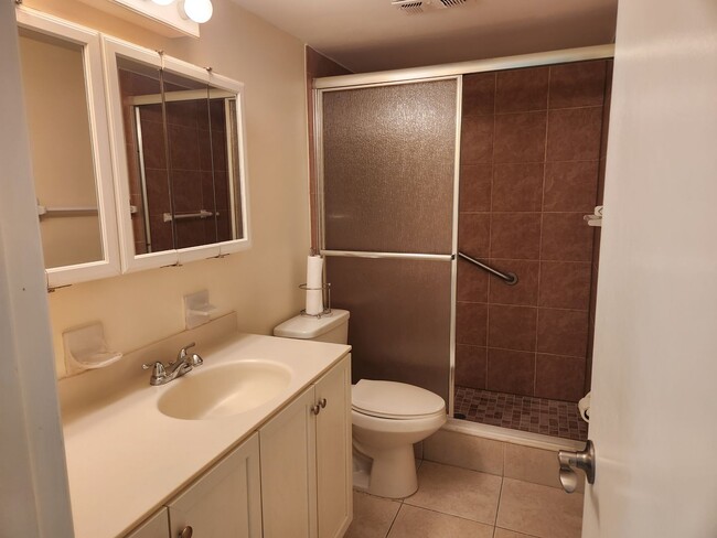 Building Photo - 2 bedroom 2 bath recent remodel Direct riv...