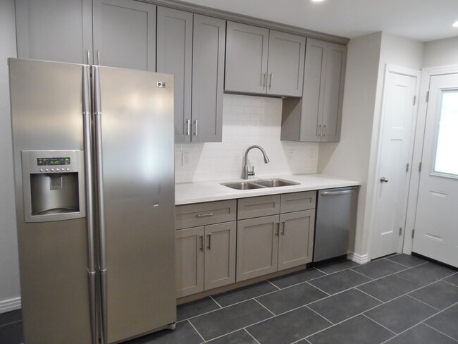 Building Photo - Total Remodel Townhome-Like Unit in Berkel...