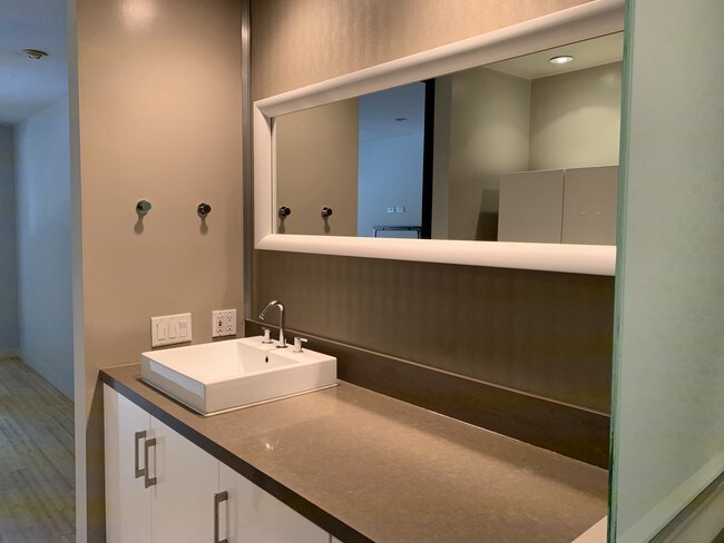 Master Bedroom & Bathroom - 1250 N Kings Rd