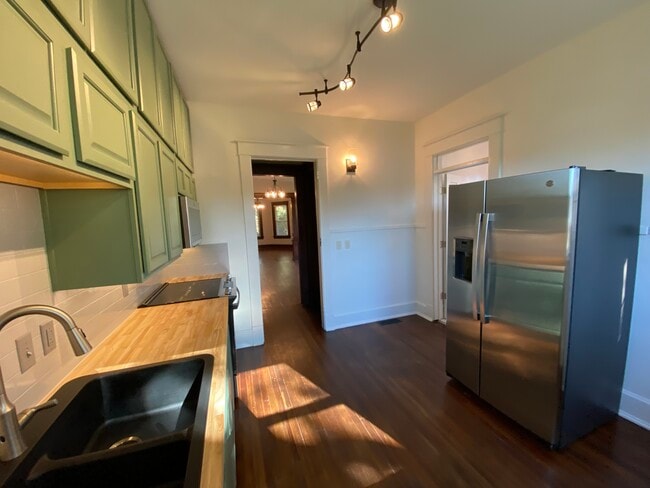 Building Photo - 1003 Maple Ave