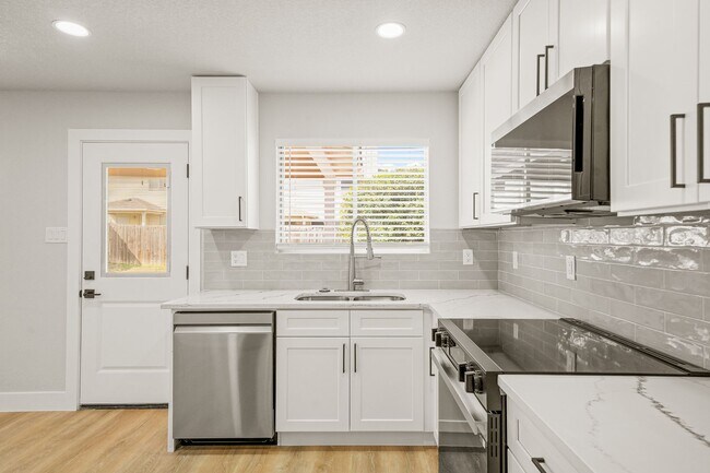 Building Photo - BEAUTIFUL 4 BEDROOM PROPERTY LOCATED IN BU...