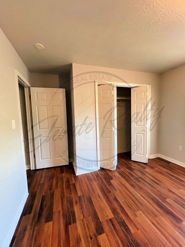 Building Photo - ON SPECIAL: Three Bedroom Ranch with Appli...