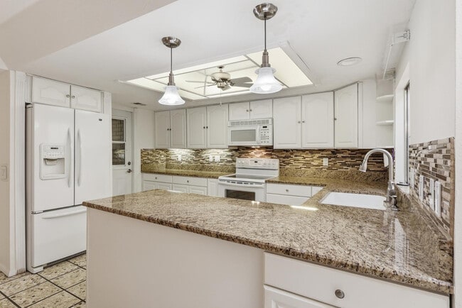 Building Photo - 7814 E MacKenzie Dr