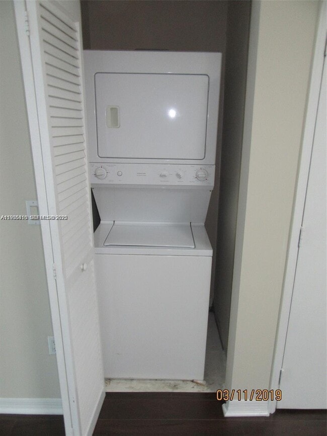 Building Photo - 950 Brickell Bay Dr