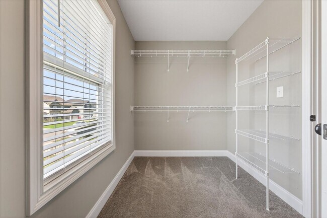 Building Photo - Pet Friendly Four Bedroom with Bonus!