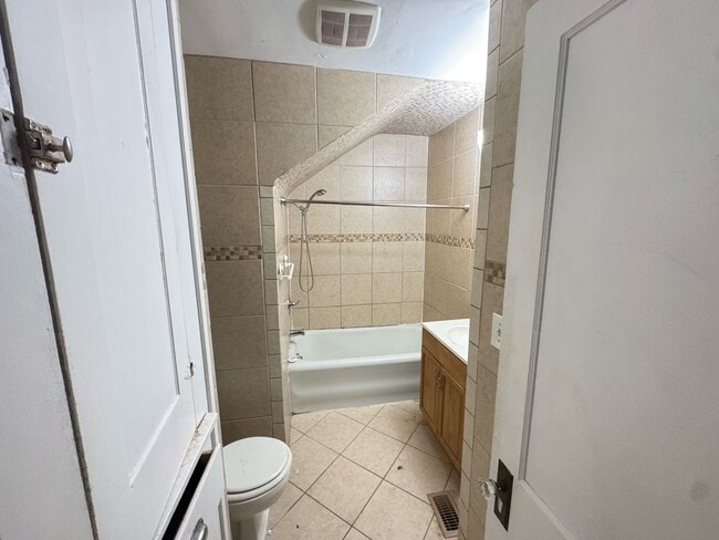 Building Photo - Close to Downtown! Includes washer and dryer